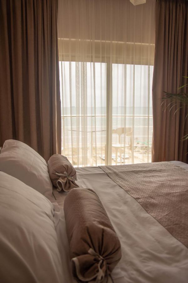 Wave Beachfront Apartments Дуррес Экстерьер фото