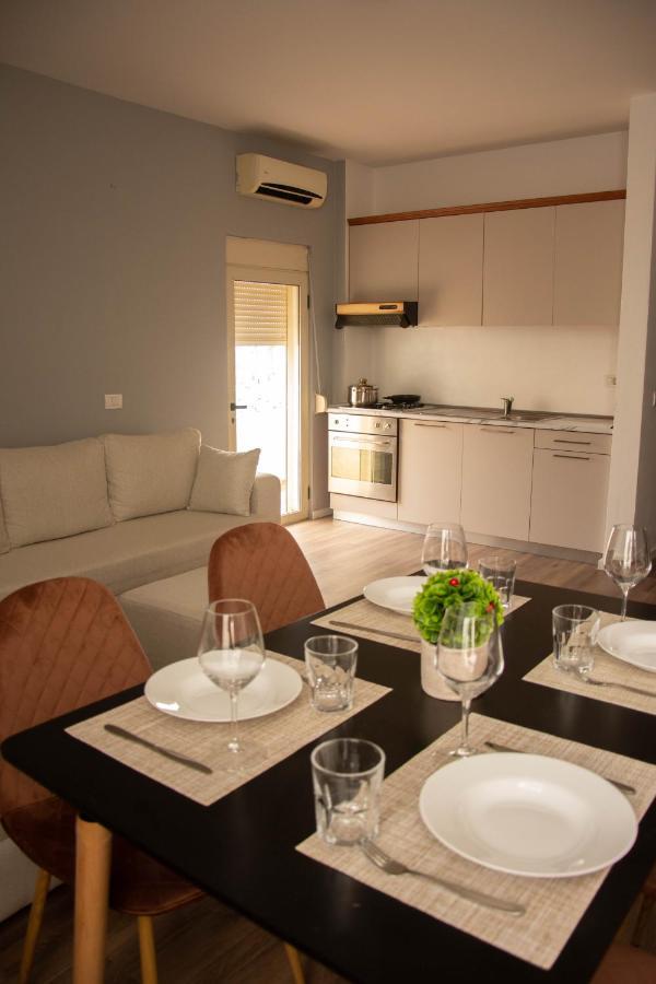 Wave Beachfront Apartments Дуррес Экстерьер фото