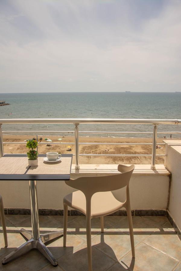 Wave Beachfront Apartments Дуррес Экстерьер фото