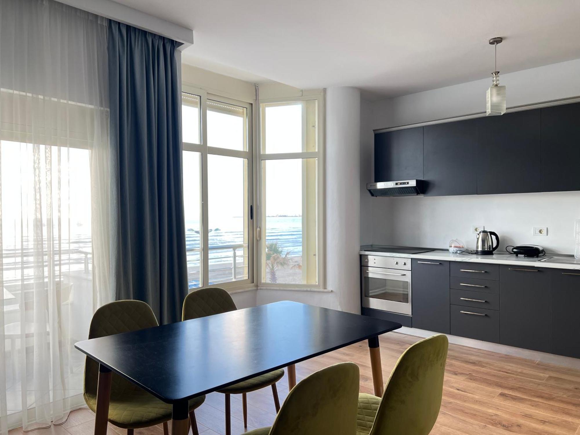 Wave Beachfront Apartments Дуррес Экстерьер фото