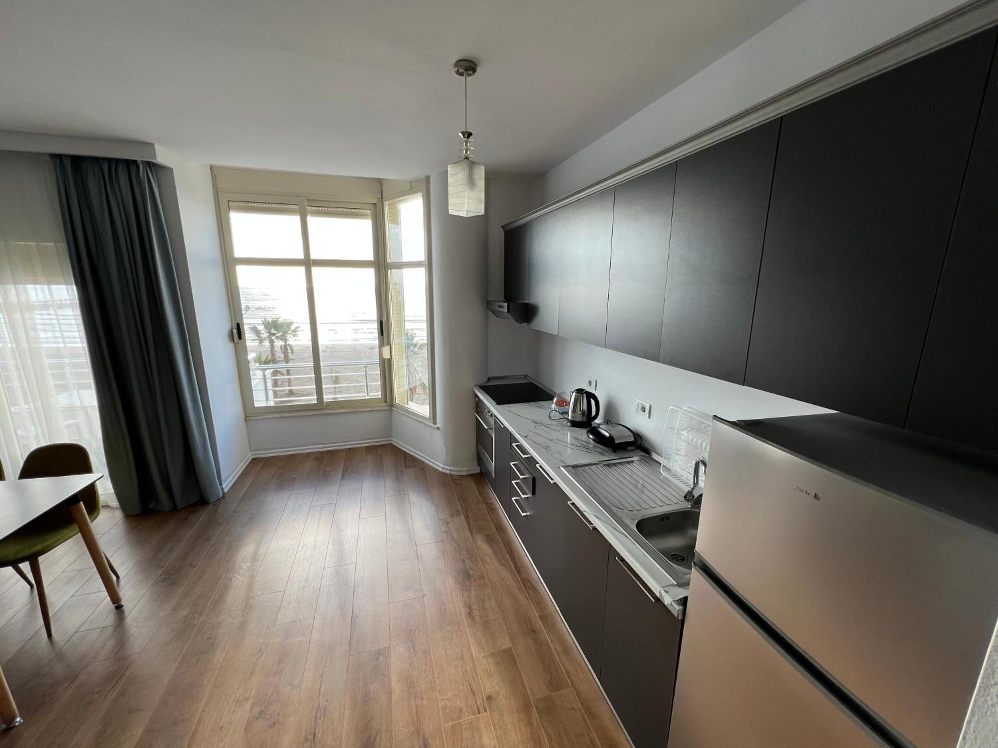 Wave Beachfront Apartments Дуррес Экстерьер фото