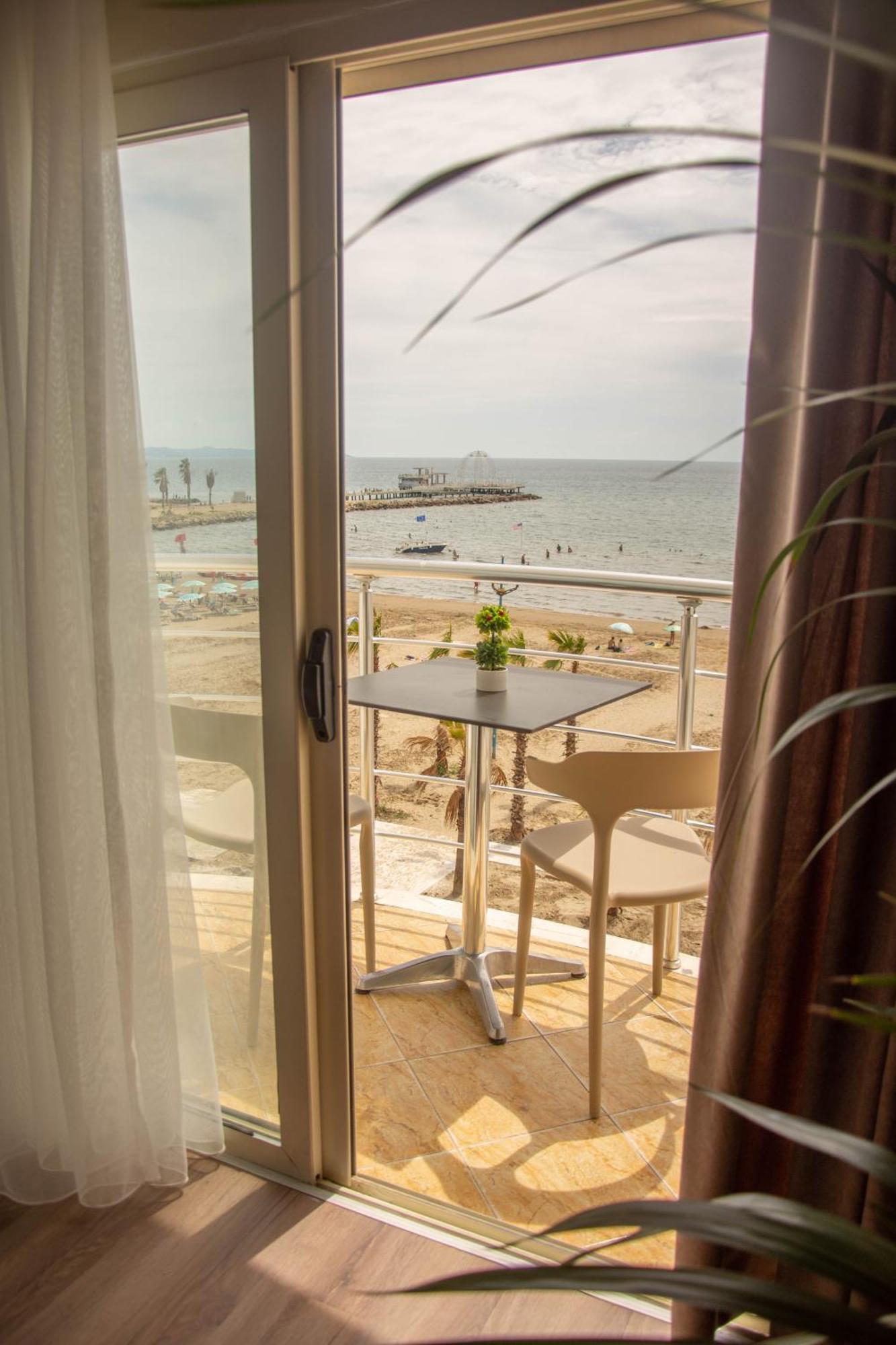 Wave Beachfront Apartments Дуррес Экстерьер фото