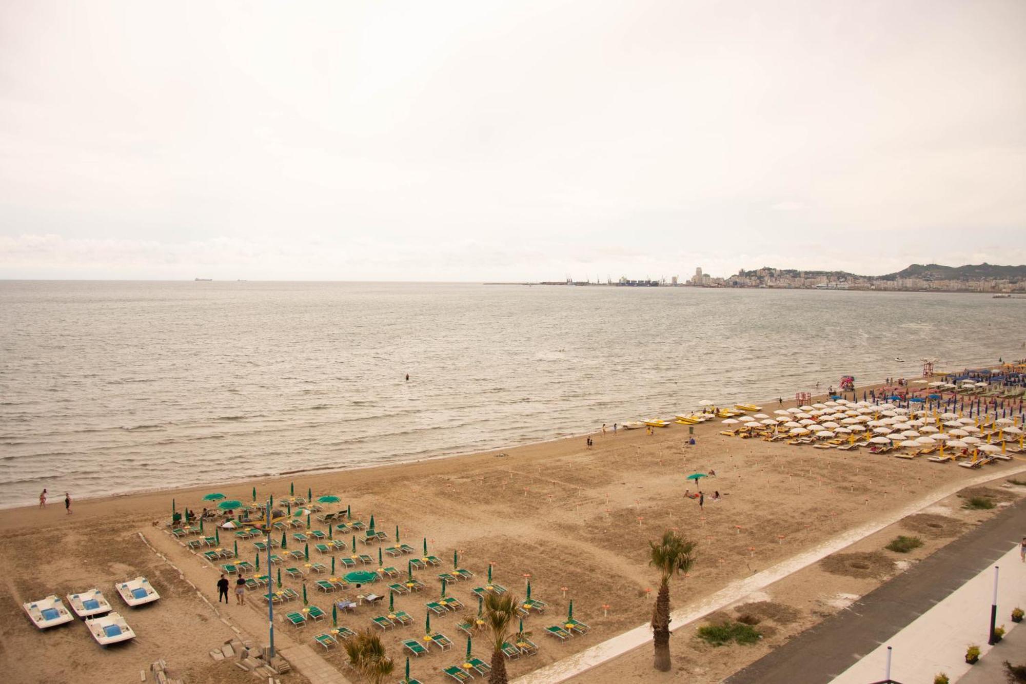 Wave Beachfront Apartments Дуррес Экстерьер фото