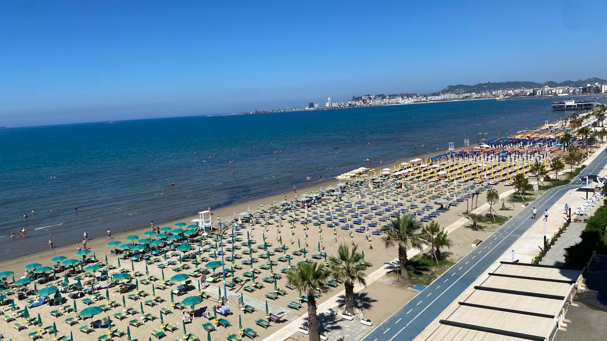 Wave Beachfront Apartments Дуррес Экстерьер фото