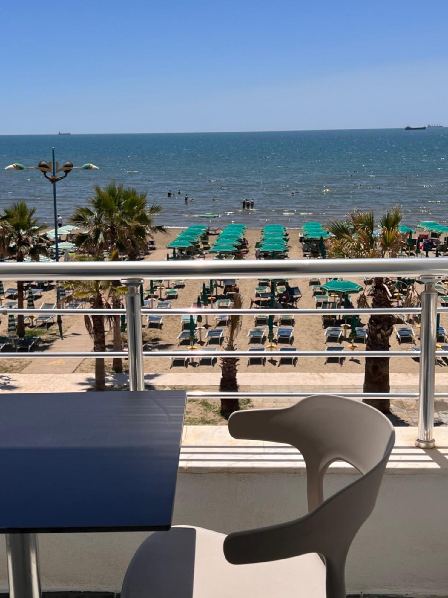 Wave Beachfront Apartments Дуррес Экстерьер фото