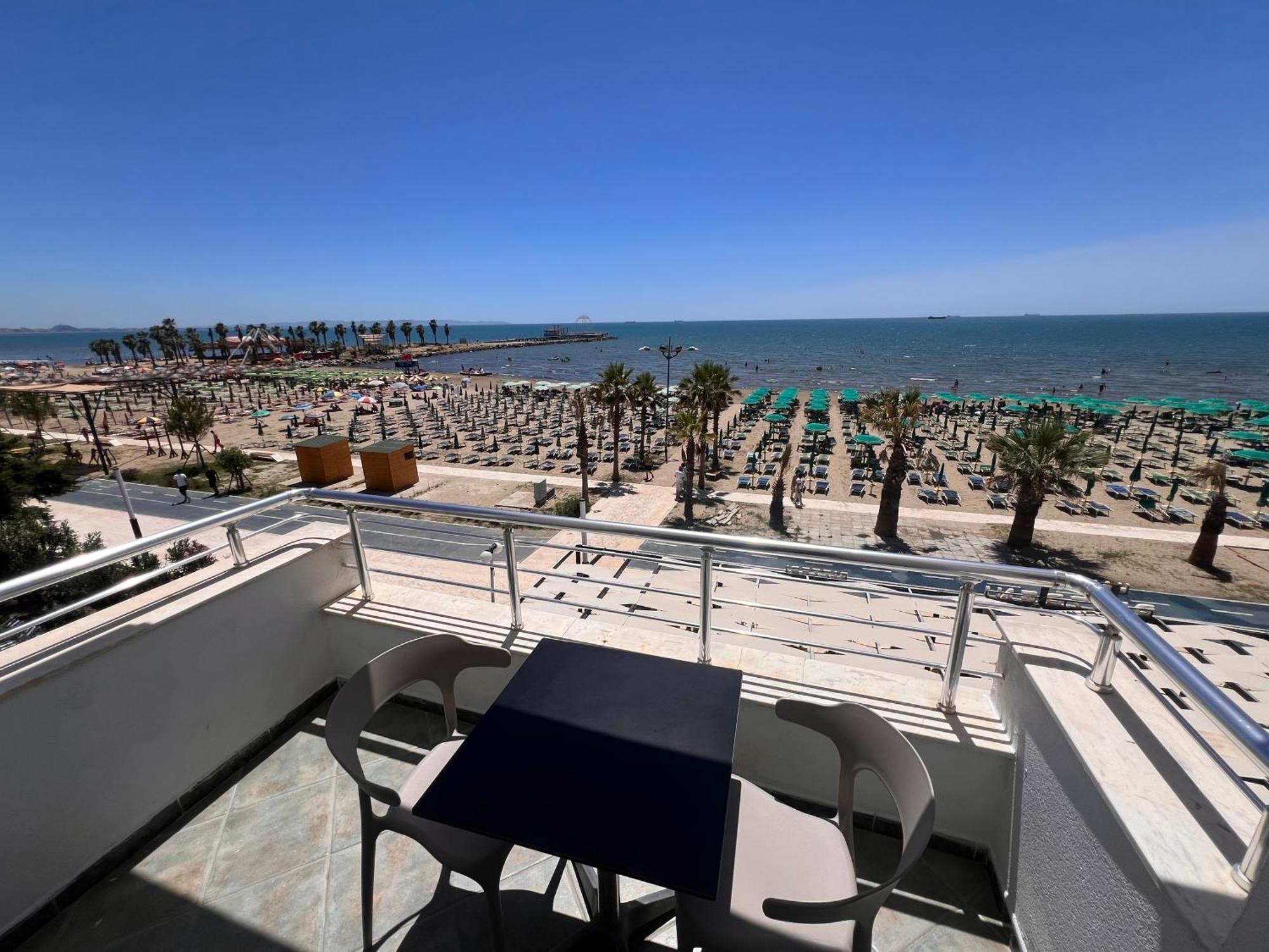 Wave Beachfront Apartments Дуррес Экстерьер фото