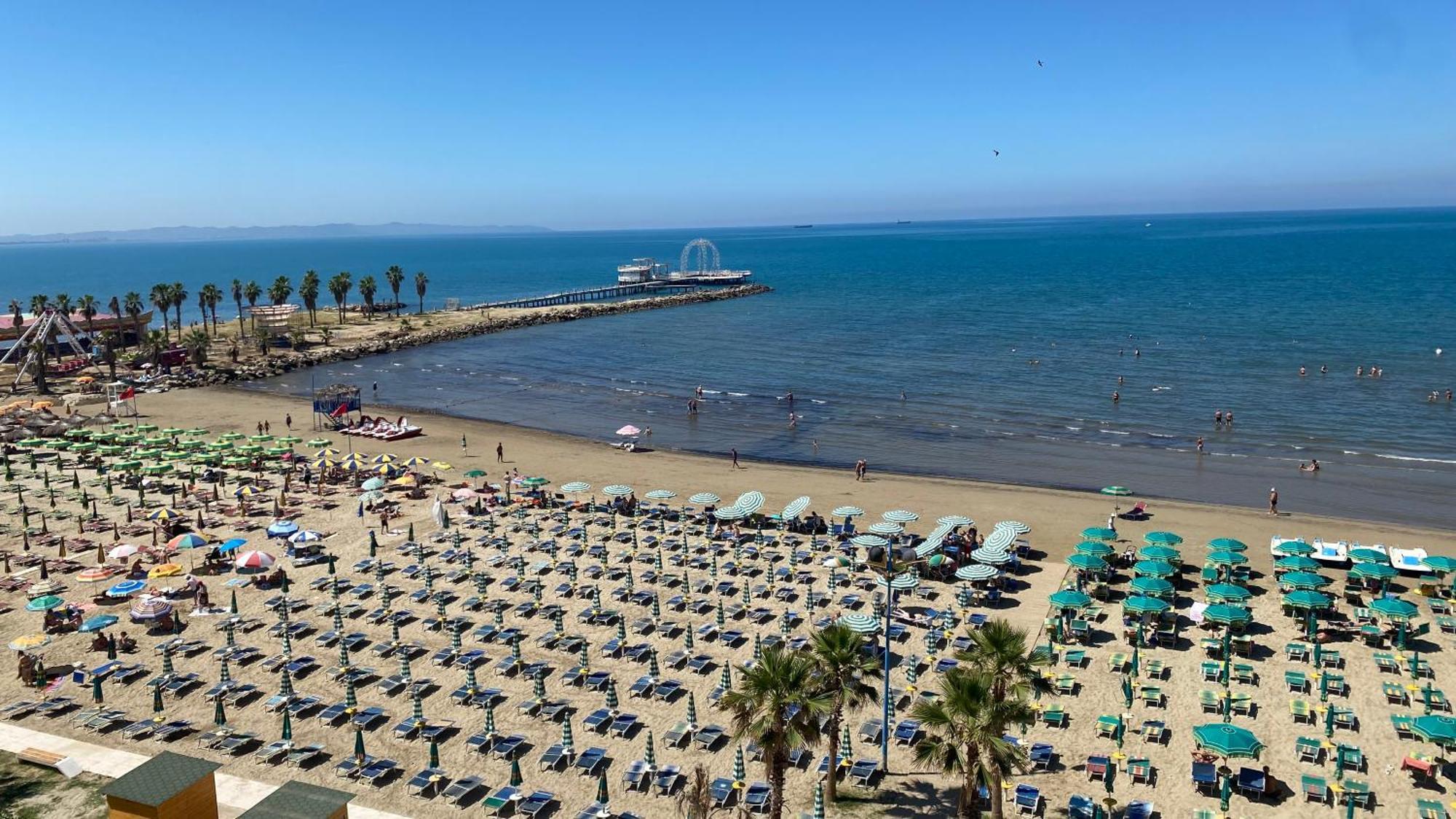 Wave Beachfront Apartments Дуррес Экстерьер фото