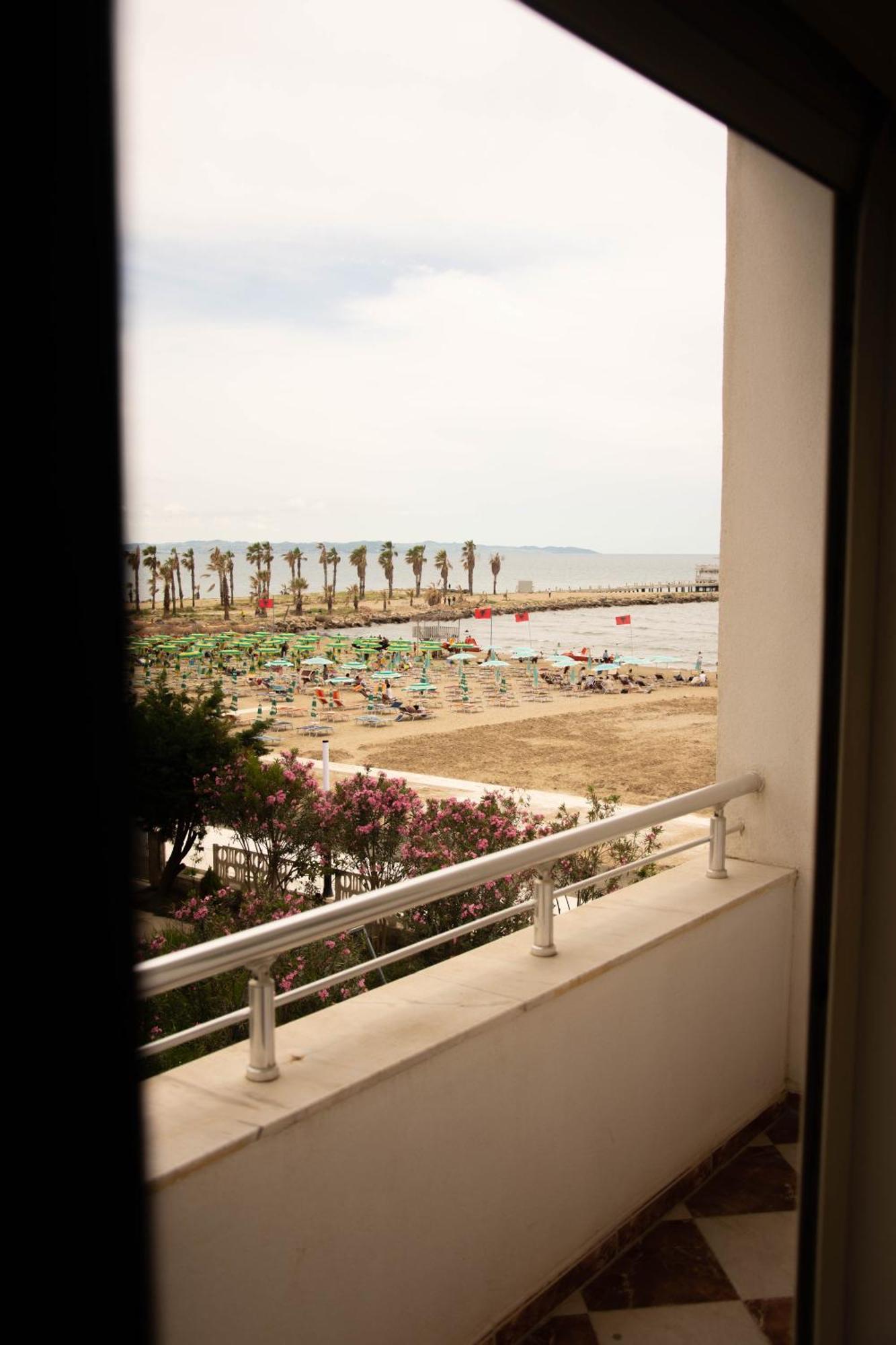 Wave Beachfront Apartments Дуррес Экстерьер фото