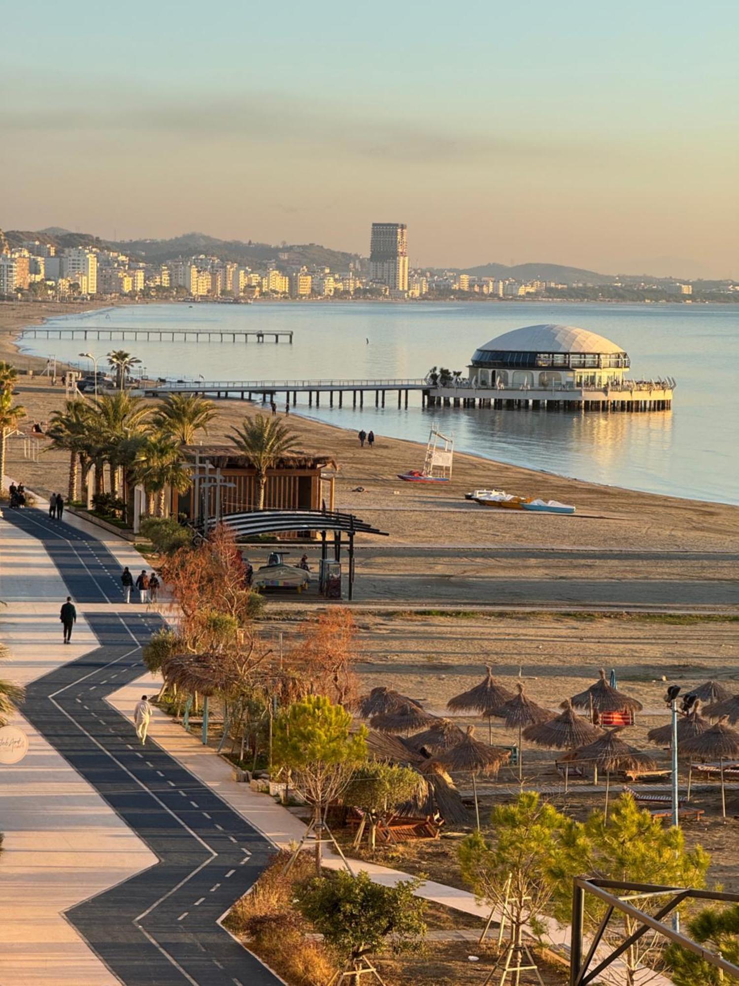 Wave Beachfront Apartments Дуррес Экстерьер фото